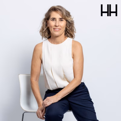 Estrella Bravo posando sentada en un taburete