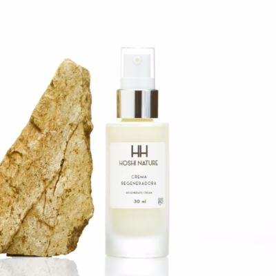 bote de crema regeneradora de Hoshi Nature al lado de una piedra